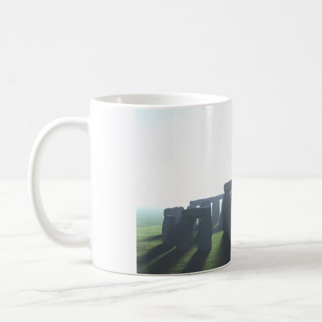 Café caneca de 11 oz com imagem de "Stonehenge na Névoa (Esquerda)
