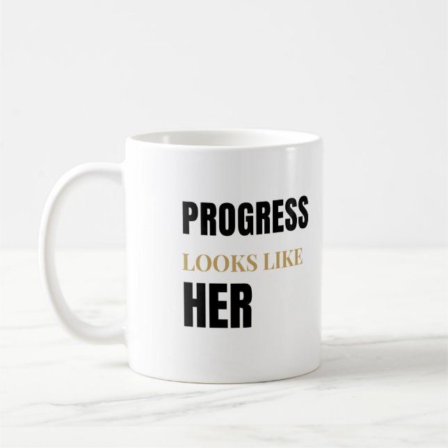Café Caneca de 11oz Progress Looks Like Her – Dia Inter (Esquerda)
