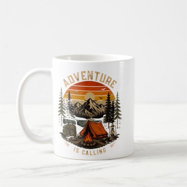 Café Caneca de Acampamento Aventura Está Chamando (Esquerda)