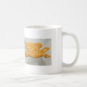 Café caneca de águia esculpida