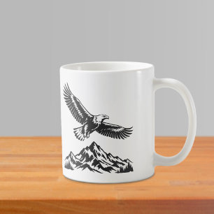 Café Caneca de Águia Voando Acima das Montanhas