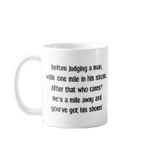 Caneca de Citação Engraçada Antes de Julgar um Hom