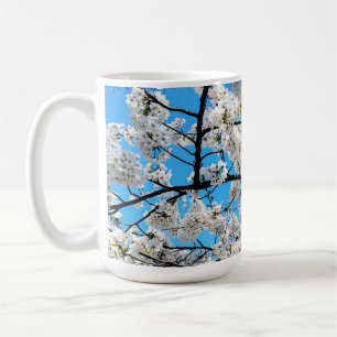 Café Caneca de Flor de Cerejeira Branca em Flor