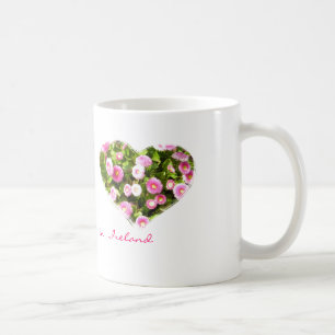 Café Caneca de florescência cor-de-rosa dos corações