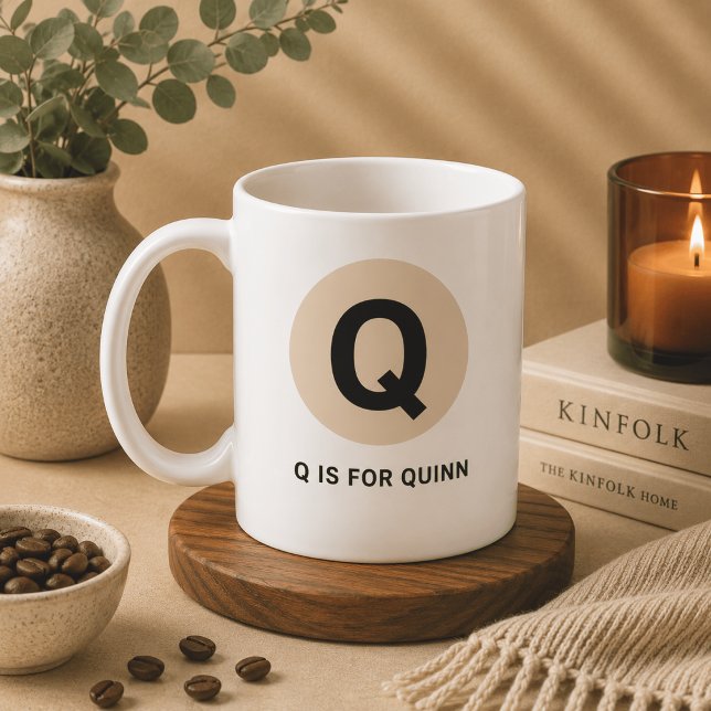 Café Caneca de Inicial Moderna – Design “Q é para [Nome (Criador carregado)
