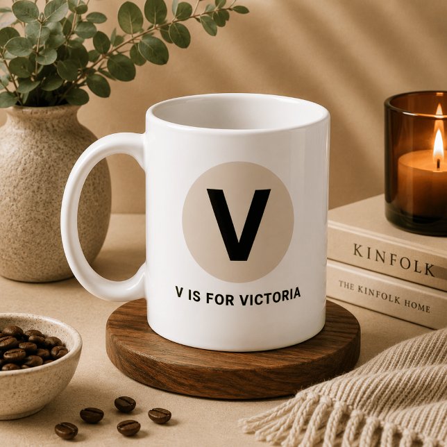 Café Caneca de Inicial Moderna – Design “V de [Nome]” (Criador carregado)
