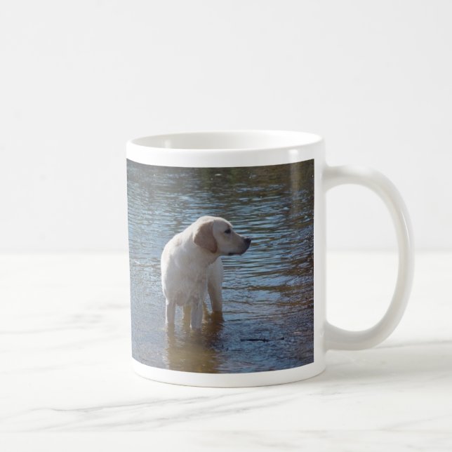 Café Caneca de labrador retriever no lago (Direita)
