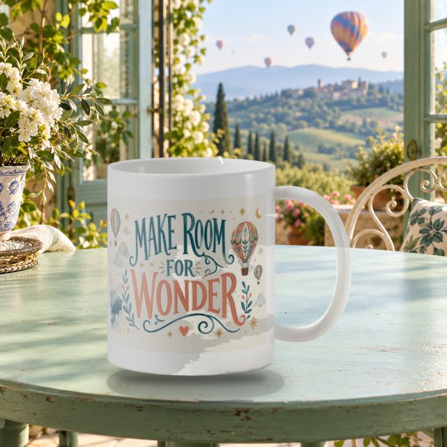 Café Caneca de Letra Manual Faça Espaço para a Maravilh (Make Room for Wonder Hand Lettered Mug — refined lighting and contact shadows. Digital lifestyle preview.)