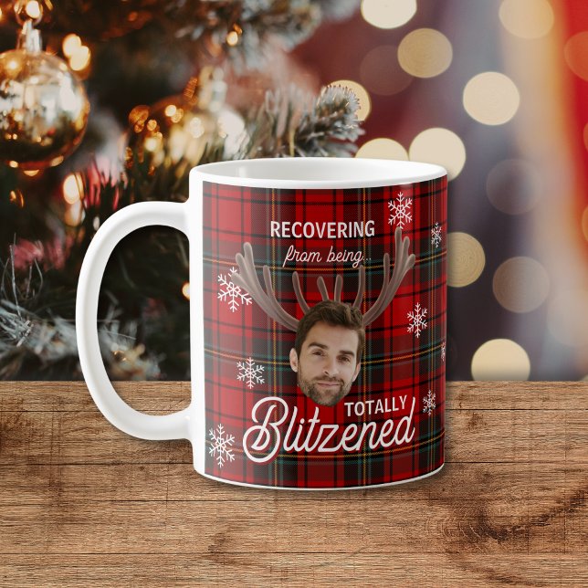 Café Caneca de Natal engraçada com rosto personalizado  (A funny red plaid Christmas mug featuring snowflakes, reindeer antlers, and your custom face saying)