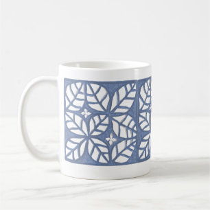 Café Caneca de padrão de folha azul e branca