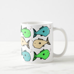 Café Caneca de peixe colorida em branco