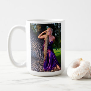 Café Caneca de Rachel com vestido roxo