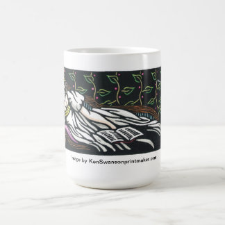Café Caneca de reclinação da mulher por Ken Swanson