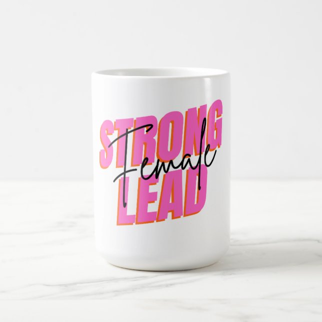 Café Caneca de Tipografia de Empoderamento 'Liderança F (Centro)