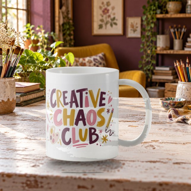 Café Caneca de Tipografia Expressiva Creative Chaos Clu (Creative Chaos Club Expressive Typography Mug — refined lighting and contact shadows. Digital lifestyle preview.)