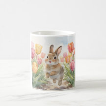 Caneca do Coelho Saltando pelo Campo de Tulipas
