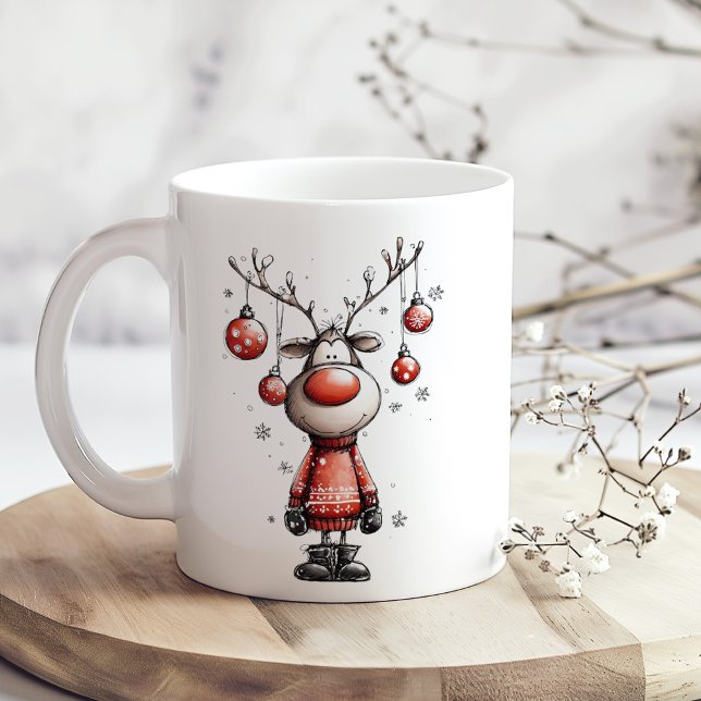Café Caneca Engraçada de Rena – Oh Rena Natal! (Funny Reindeer Mug – Oh Deer Christmas! on a boho wooden table with tiny white flowers)