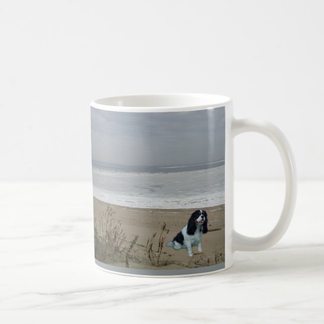 Café Caneca esclarecido descuidado do Spaniel de rei (Direita)
