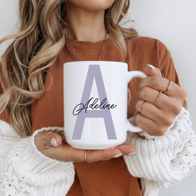 Café Caneca Lilás com Nome Personalizado Presente de No (Custom Initial Mug Housewarming Gift for Her, Lilac Monogram Mug Bridesmaid Proposal Gift for Her)