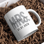 Café Caneca Personalizada de Casal Mr & Mrs Presente pa<br><div class="desc">Celebre o amor com este conjunto de canecas personalizadas do Sr. e Sra., projetado para ser o presente perfeito para recém-casados, casais noivos, aniversários e celebrações de casamento. Personalize cada caneca com um sobrenome, data de casamento, iniciais ou detalhes significativos para criar um presente lindo e prático que eles guardarão...</div>
