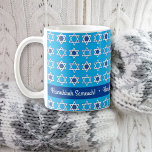 Café Caneca Personalizada de Feliz Hanukkah<br><div class="desc">Eleve seu café ou chá da manhã com nossa Caneca de Café lindamente confeccionada com o ícone da Estrela de Davi e uma Saudação Tradicional da Festa de Hanukkah que você pode personalizar. É a maneira perfeita de celebrar o Festival das Luzes com um toque caloroso e pessoal.</div>