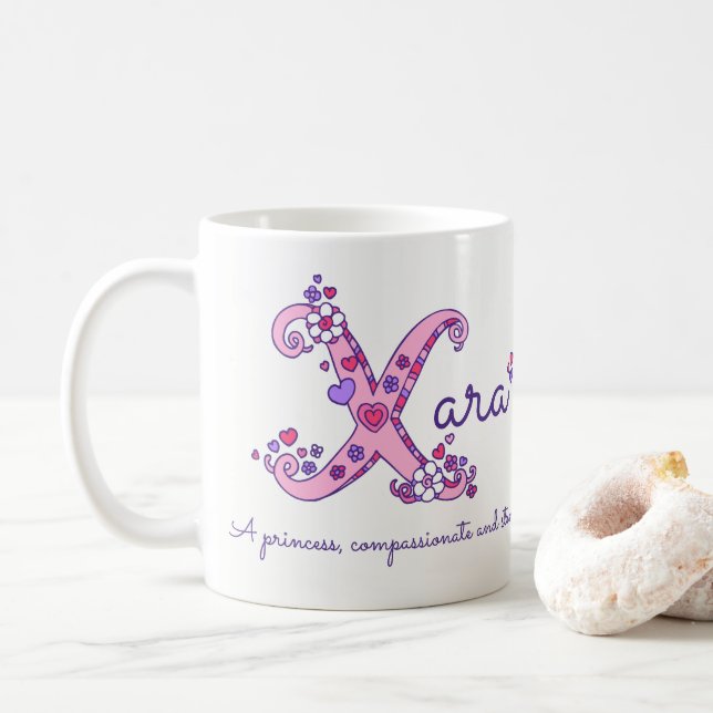 Café Caneca personalizada do monograma de Xara (Com Donut)