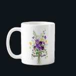 Café Caneca Personalizada Violeta Flor de Nascimento Cu<br><div class="desc">Celebre uma conexão especial com nossa Caneca Personalizada com Flor de Nascimento em Aquarela. Com uma ilustração floral que representa a beleza única do mês de nascimento, esta caneca combina estilo artístico com funcionalidade cotidiana. As texturas suaves e etéreas da aquarela sobressaem-se contra a cerâmica nítida, criando uma peça que...</div>