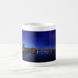 Café Caneca pura do rio de Saginaw Nightime