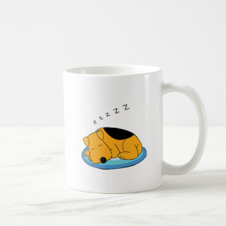 Café Caneca ressonando do cão de filhote de cachorro