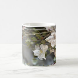 Café Caneca Sofisticada de Floral Branco | Flores Pálid