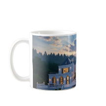 Castelo Gótico ao Crepúsculo – Design de Caneca de