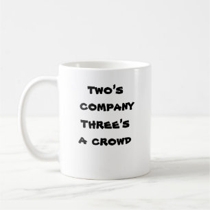 Café companhia de dois, três é uma caneca de multidão