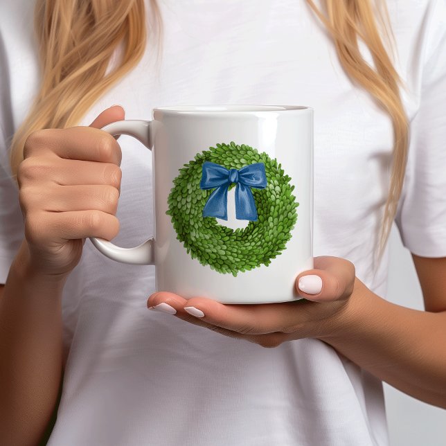 Café Coroa de buxo com caneca de cerâmica com laço azul (personalized boxwood wreath with blue bow custom name)
