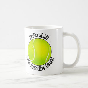 Café É toda sobre a caneca da bola de tênis da bola
