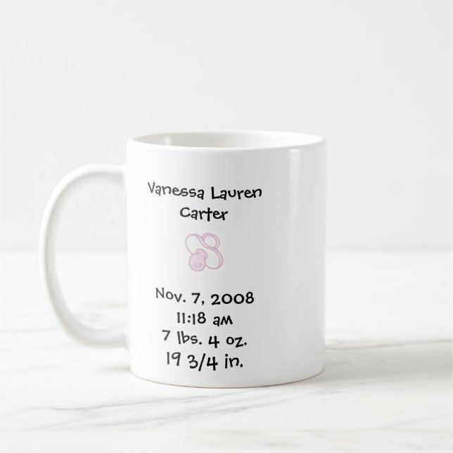 Café É uma Caneca de Anúncio de Nascimento de Menina (p (Esquerda)
