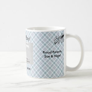 Café É uma foto de um menino que dá uma caneca