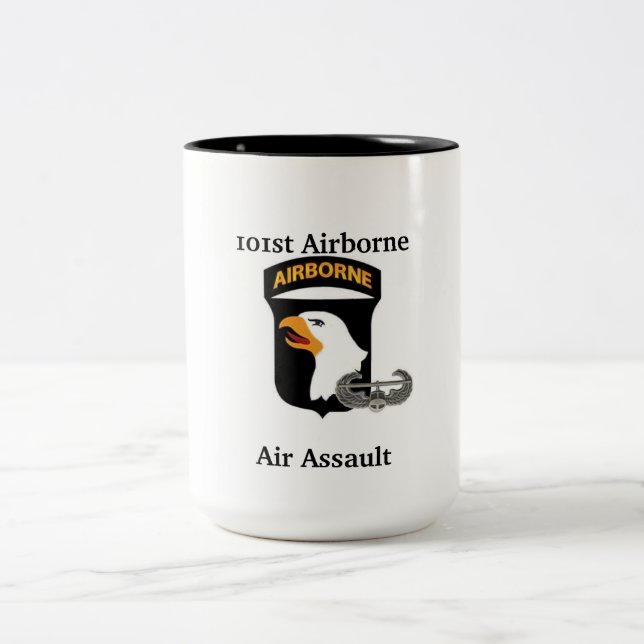 Café Em Dois Tons 101st Caneca do assalto de ar da divisão (Centro)