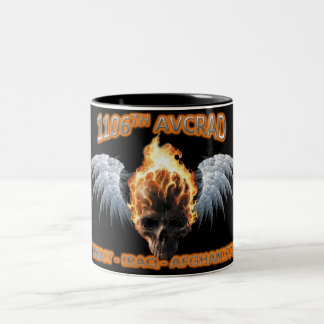 Café Em Dois Tons 1106th Crânio de AVCRAD & caneca flamejantes das