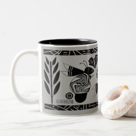 Café Em Dois Tons Abelhas antigas e flores na caneca de cinza