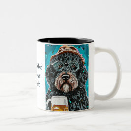 Café Em Dois Tons Bernedoodle segurando uma caneca de cerveja