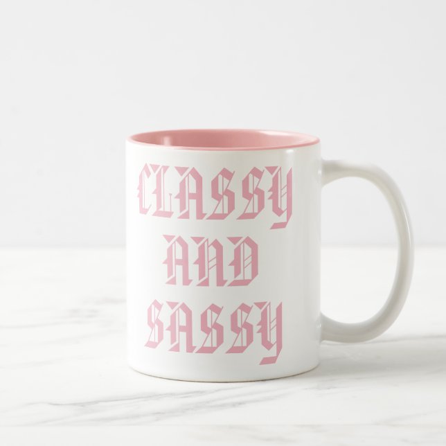Café Em Dois Tons Caneca Classy e Sassy | Slogan de Humor Rosa, Cujo (Direita)