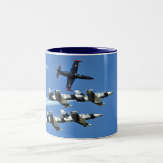Café Em Dois Tons Caneca da estrela de tiro de L-39 Albatros & de T