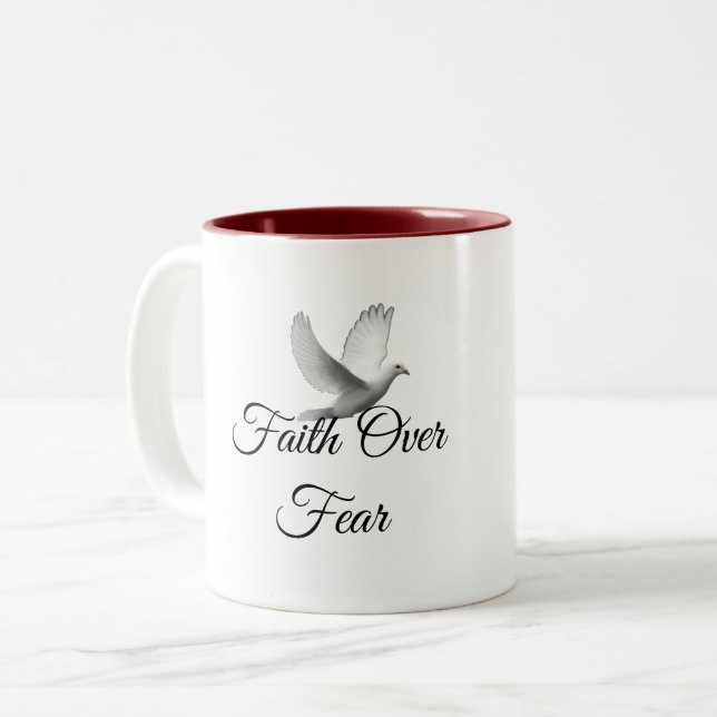 Café Em Dois Tons Caneca de Inspiração Cristã "Fé Acima do Medo" (Frente Esquerda)