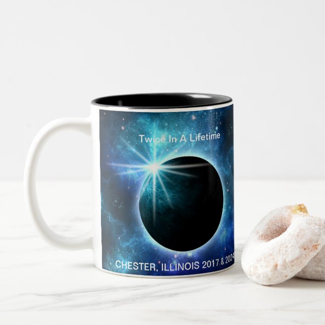 Café Em Dois Tons Caneca do eclipse total de Chester Illinois 2017 (Com Donut)