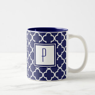 Café Em Dois Tons Caneca do monograma de Quatrefoil dos azuis