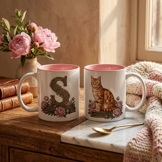 Café Em Dois Tons Caneca Monograma de Gato Listrado Laranja (Orange Tabby Cat Monogram Mug - Personalized Initial Mug -Ginger Cat Lover Gift )