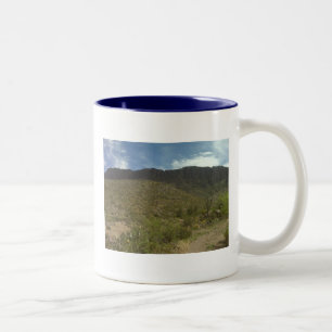 Café Em Dois Tons Céu azul com a caneca do pulo de Apache