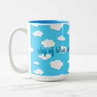 céu de nuvens brancas azuis e peludas - caneca