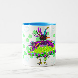 Café Em Dois Tons Corvo espumante numa caneca de bolo de aniversári