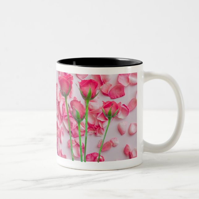 Café Em Dois Tons Design de Caneca Floral Pétalas de Rosa Rosa Elega (Direita)